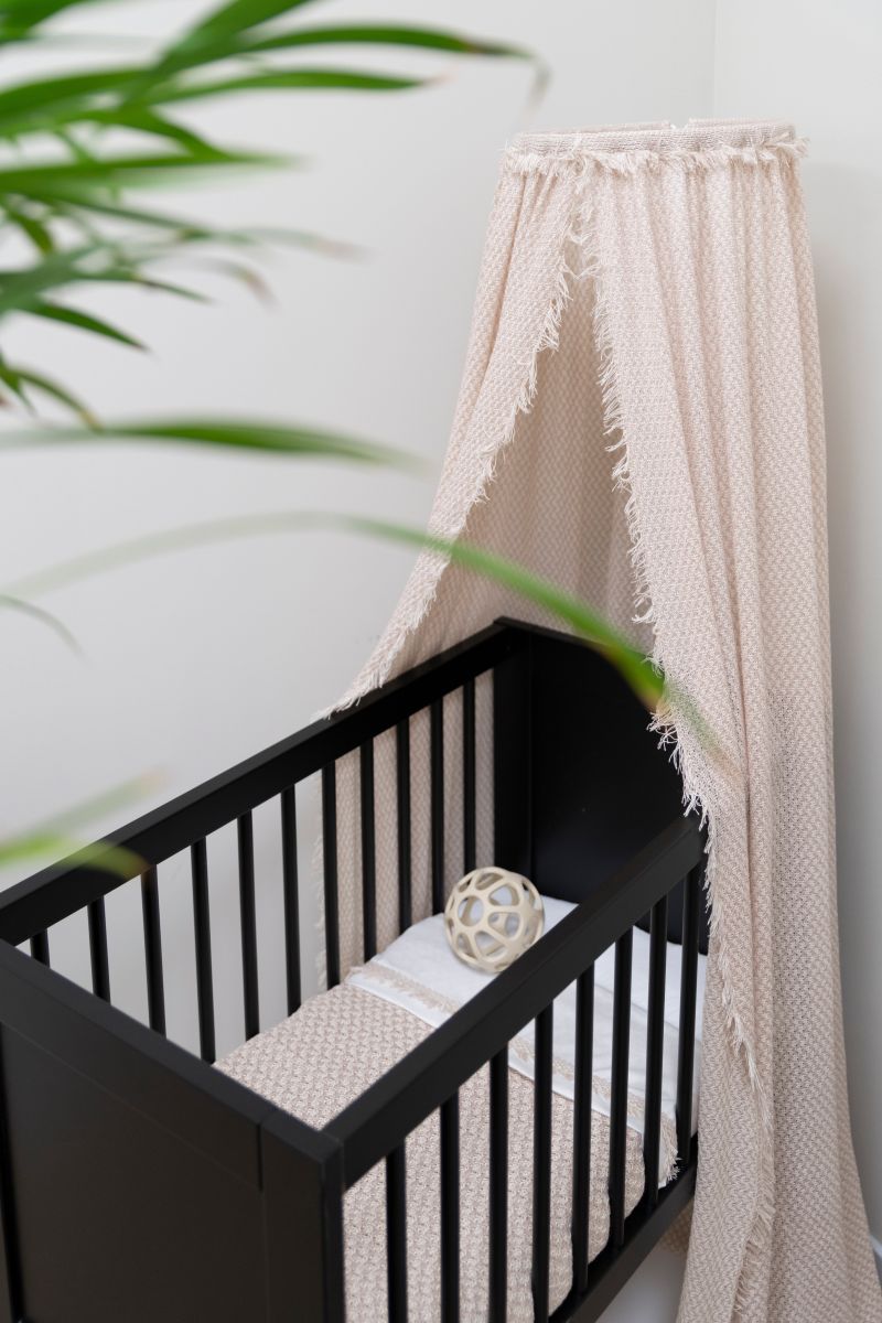 Babys Only držiak na závoj – béžový, pevná a elegantná opora pre detskú postieľku